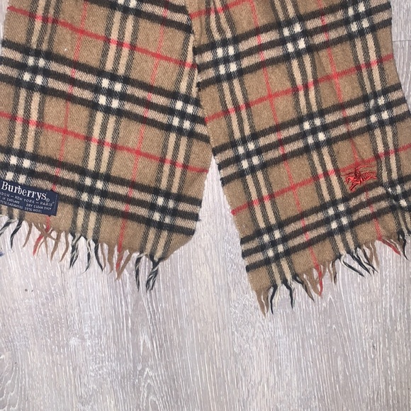 A true VERY VINTAGE BURBERRY SCARF! Made in England - Picture 11 of 13